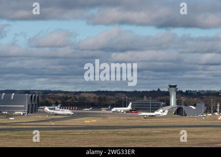 Februar 2024. Flughafen Farnborough umstrittene Expansionspläne, Hampshire, England, Großbritannien. Der Flughafen Farnborough, der geschäftigste Privatjet-Flugplatz Großbritanniens, hat Pläne zur Erweiterung der Zahl der Flüge von 50.000 auf 70.000 pro Jahr angekündigt, einschließlich der Verdoppelung der Anzahl der Wochenendflüge. Letztes Wochenende nahm die Klimaaktivistin Greta Thunberg an einem protestmarsch in der Stadt Teil. Stockfoto