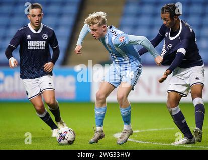 Millwall's Alfie Massey, Coventry City's Charlie Burden und Millwall's Joshua Stephenson kämpfen um den Ball während der fünften Runde des FA Youth Cup in der Coventry Building Society Arena in Coventry. Bilddatum: Freitag, 2. Februar 2024. Stockfoto