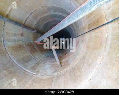 Gute Sicht von innen. Ansicht von der Innenseite des vertikalen Rohrs nach unten gegossener Welle Stockfoto