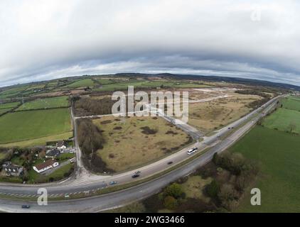 Cork, Irland, 2. Februar 2024. DC 2-2-24 die Entwicklungsarbeiten beginnen im IDA Business Park, Ballyadam, Carrigtwohill, Cork, Irland. GroundWorks haben im Ballyadam, IDA Business Park in Carrigtwohill, Co. Cork, begonnen. Die Stätte ist ein vertrauter Ort entlang der N25 Road nach Midelton, wo Passanten die ideale Entwicklung sehen können, wo die Arbeiten anscheinend mit der Zeit gefroren waren. Kreisverkehre und Abzweigungen von der Straße können nur durch einen Begrenzungszaun für Kettenglieder blockiert werden. Das 54 Hektar große Gelände wurde lokal als Amgen-Standort bekannt und gehörte der amerikanischen Biopharma-Firma, die das Gelände fast zwei Mal leer ließ Stockfoto