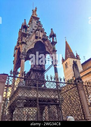 Marmorsarkophag und Grabstein von Cassignorio Scaligeri in Verona, Italien Stockfoto