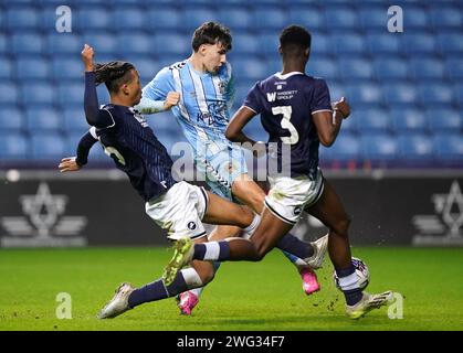 Joshua Stephenson von Millwall, Charlie Burden von Coventry City und Adedapo Olugbodi von Millwall kämpfen um den Ball während des fünften Runde des FA Youth Cup in der Coventry Building Society Arena in Coventry. Bilddatum: Freitag, 2. Februar 2024. Stockfoto