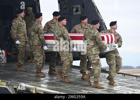 Dover, Delaware, USA. Februar 2024. (NEU) US-Präsident Joe Biden und US First Lady Jill Biden beteiligen sich an einer würdevollen Versetzung der drei Soldaten, die bei einem Drohnenangriff in Jordanien von vom Iran unterstützten Militanten auf der Dover Air Force Base in Dover, Delaware, getötet wurden. 2. Februar 2024, Dover, Delaware, USA: Die Leichen der Armeeserve, Sgt. William Rivers, Sgt. Breonna Moffett und Sgt. Kennedy Sanders befanden sich in einem mit Fahnen versehenen Verteilerkasten. wurde einzeln von Teams von sechs Trägern in Tarnuniformen und weißen Handschuhen entfernt, die sie aus der Frachtbucht eines grauen C-5-Transportflugzeugs T trugen Stockfoto