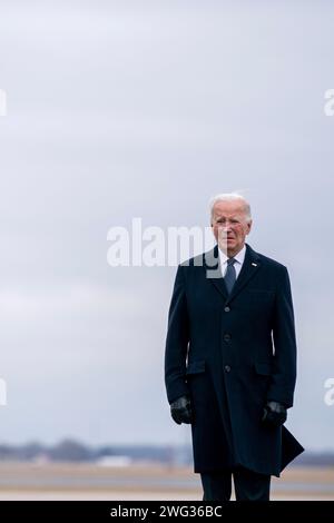 Dover, USA. Februar 2024. Präsident Joe Biden nimmt am Freitag, 2. Februar 2024, an einer würdevollen Versetzung von drei gefallenen US-Soldaten auf der Dover Air Force Base Teil. William Rivers, Breonna Moffett und Kennedy Sanders wurden getötet und 40 weitere Militärangehörige wurden bei einem Drohnenangriff in Jordanien verletzt. (Foto: Nathan Howard/SIPA USA) Credit: SIPA USA/Alamy Live News Stockfoto