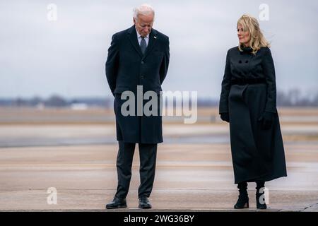 Dover, USA. Februar 2024. Präsident Joe Biden und Jill Biden nehmen am Freitag, 2. Februar 2024 an einer würdevollen Versetzung von drei gefallenen US-Soldaten auf der Dover Air Force Base, Delf. Teil. William Rivers, Breonna Moffett und Kennedy Sanders wurden getötet und 40 weitere Militärangehörige wurden bei einem Drohnenangriff in Jordanien verletzt. (Foto: Nathan Howard/SIPA USA) Credit: SIPA USA/Alamy Live News Stockfoto