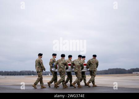 Dover, USA. Februar 2024. Ein Carry-Team der US-Armee verschiebt ein mit Flaggen versehenes Verteilergetriebe mit den Überresten von Army Sgt. Kennedy Sanders während eines würdevollen Transfers auf der Dover Air Force Base, Del., Freitag, 2. Februar 2024. William Rivers, Breonna Moffett und Kennedy Sanders wurden getötet und 40 weitere Militärangehörige wurden bei einem Drohnenangriff in Jordanien verletzt. (Foto: Nathan Howard/SIPA USA) Credit: SIPA USA/Alamy Live News Stockfoto