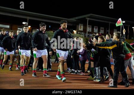 Colwyn Bay, Großbritannien. 31. August 2023. Die Spieler der Wales U20 erobern das Feld vor dem Guinness U20 Six Nations Match Wales U20 gegen Schottland U20 2024 im Stadiwm CSM, Colwyn Bay, Vereinigtes Königreich, 2. Februar 2024 (Foto: Steve Flynn/News Images) in Colwyn Bay, Vereinigtes Königreich am 31.2023. (Foto: Steve Flynn/News Images/SIPA USA) Credit: SIPA USA/Alamy Live News Stockfoto