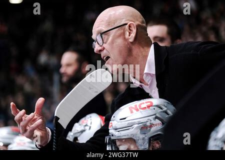 Frankfurt, Deutschland. Februar 2024. Tom Rowe (Nürnberg Ice Tigers, Trainer) Gestik, Mimik, Emotionen, GER, Loewen Frankfurt vs. Nürnberg Ice Tigers, Eishockey, DEL, 43. Spieltag, Saison 2023/2024, 02.02.2024. Foto: Eibner-Pressefoto/Florian Wiegand Credit: dpa/Alamy Live News Stockfoto