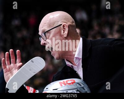 Frankfurt, Deutschland. Februar 2024. Tom Rowe (Nürnberg Ice Tigers, Trainer) Gestik, Mimik, Emotionen, GER, Loewen Frankfurt vs. Nürnberg Ice Tigers, Eishockey, DEL, 43. Spieltag, Saison 2023/2024, 02.02.2024. Foto: Eibner-Pressefoto/Florian Wiegand Credit: dpa/Alamy Live News Stockfoto