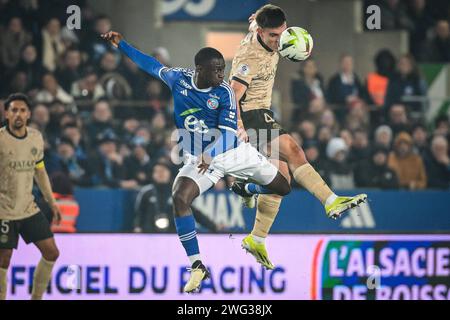 Straßburg, Frankreich. Februar 2024. Habib DIARRA von Straßburg und Manuel UGARTE von PSG während des französischen Meisterschaftsspiels Ligue 1 zwischen RC Straßburg und Paris Saint-Germain am 2. Februar 2024 im La Meinau Stadion in Straßburg, Frankreich - Foto Matthieu Mirville/DPPI Credit: DPPI Media/Alamy Live News Stockfoto