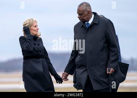 Dover, Usa. Februar 2024. First Lady Jill Biden und Verteidigungsminister Lloyd Austin tauschen sich während eines würdevollen Transfers auf der Dover Air Force Base in Dover, Delaware, am Freitag, den 2. Februar 2024 aus. Drei amerikanische Soldaten wurden diese Woche in Jordanien bei einem Drohnenangriff getötet, der iranischen militanten Gruppen zugeschrieben wurde. Foto: Bonnie Cash/UPI Credit: UPI/Alamy Live News Stockfoto