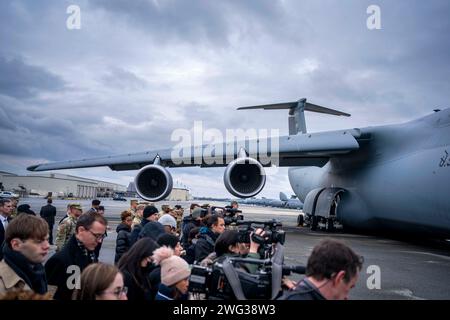 Dover, Usa. Februar 2024. Mitglieder der Presse stehen unter dem Flügel einer Lockheed C-5 Galaxie während eines würdevollen Transfers auf der Dover Air Force Base in Dover, Delaware am Freitag, den 2. Februar 2024. Drei amerikanische Soldaten wurden diese Woche in Jordanien bei einem Drohnenangriff getötet, der iranischen militanten Gruppen zugeschrieben wurde. Foto: Bonnie Cash/UPI Credit: UPI/Alamy Live News Stockfoto