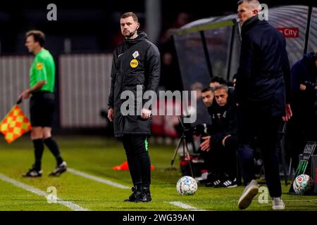 Almere, Niederlande. Februar 2024. ALMERE, NIEDERLANDE - 2. FEBRUAR: 4. Offizieller Boyd van Kommer während des niederländischen Eredivisie-Spiels zwischen Almere City FC und Excelsior Rotterdam im Yanmar Stadion am 2. Februar 2024 in Almere, Niederlande. (Foto von Andre Weening/Orange Pictures) Credit: dpa/Alamy Live News Stockfoto