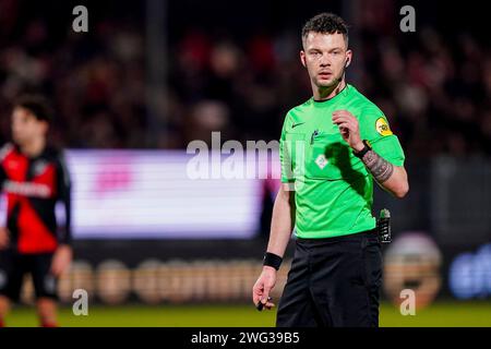 Almere, Niederlande. Februar 2024. ALMERE, NIEDERLANDE - 2. FEBRUAR: Schiedsrichter Robin Hensgens sieht beim niederländischen Eredivisie-Spiel zwischen Almere City FC und Excelsior Rotterdam im Yanmar Stadion am 2. Februar 2024 in Almere, Niederlande. (Foto von Andre Weening/Orange Pictures) Credit: dpa/Alamy Live News Stockfoto