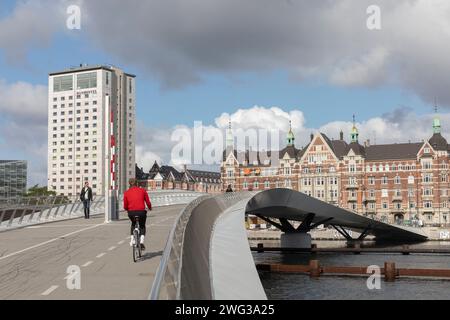 Kopenhagen, die Lille Langebro ist eine Fahrrad- und Fußgängerbrücke über den Kopenhagener Hafen nördlich des Langebro Stockfoto