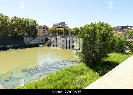 Wunderschöne Stadtansichten des Tibers (Fiume Tevere) in Rom, Provinz Latium, Italien. Stockfoto