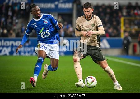 Straßburg, Frankreich. Februar 2024. Dilane BAKWA von Straßburg und Lucas HERNANDEZ von PSG während des französischen Meisterschaftsspiels Ligue 1 zwischen RC Straßburg und Paris Saint-Germain am 2. Februar 2024 im La Meinau Stadion in Straßburg, Frankreich - Foto Matthieu Mirville/DPPI Credit: DPPI Media/Alamy Live News Stockfoto