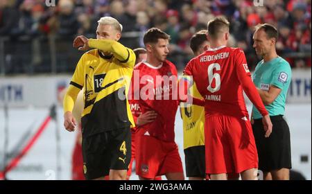 Heidenheim, Deutschland. Februar 2024. Nico Schlotterbeck (Borussia Dortmund) enttäuscht schauend, Enttäuschung, enttäuscht, 02.02.2024, Heidenheim (Deutschland), FUSSBALL, BUNDESLIGA, 1.FC HEIDENHEIM 1846 - BORUSSIA DORTMUND, DFB/DFL-VORSCHRIFTEN VERBIETEN DIE VERWENDUNG VON FOTOGRAFIEN ALS BILDSEQUENZEN UND/ODER QUASI-VIDEO. Quelle: dpa/Alamy Live News Stockfoto