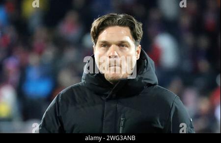 Heidenheim, Deutschland. Februar 2024. Trainerin Edin Terzic (Borussia Dortmund), Einzelbild, 02.02.2024, Heidenheim (Deutschland), Fussball, BUNDESLIGA, 1.FC HEIDENHEIM 1846 - BORUSSIA DORTMUND, DFB/DFL-VORSCHRIFTEN VERBIETEN DIE VERWENDUNG VON FOTOGRAFIEN ALS BILDSEQUENZEN UND/ODER QUASI-VIDEO. Quelle: dpa/Alamy Live News Stockfoto