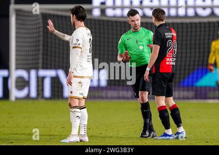 Almere, Niederlande. Februar 2024. ALMERE, NIEDERLANDE - 2. FEBRUAR: Schiedsrichter Robin Hensgens spricht mit Stije Resink vom Almere City FC während des niederländischen Eredivisie-Spiels zwischen Almere City FC und Excelsior Rotterdam im Yanmar Stadion am 2. Februar 2024 in Almere, Niederlande. (Foto von Andre Weening/Orange Pictures) Credit: dpa/Alamy Live News Stockfoto
