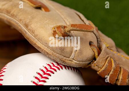 Baseball und Handschuh-Nahaufnahme. Freizeit-, Jugend- und Berufssportkonzept. Stockfoto
