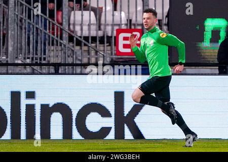 Almere, Niederlande. Februar 2024. ALMERE, NIEDERLANDE - 2. FEBRUAR: Schiedsrichter Robin Hensgens wärmt sich während des niederländischen Eredivisie-Spiels zwischen Almere City FC und Excelsior Rotterdam am 2. Februar 2024 im Yanmar Stadion auf. (Foto von Andre Weening/Orange Pictures) Credit: Orange Pics BV/Alamy Live News Stockfoto