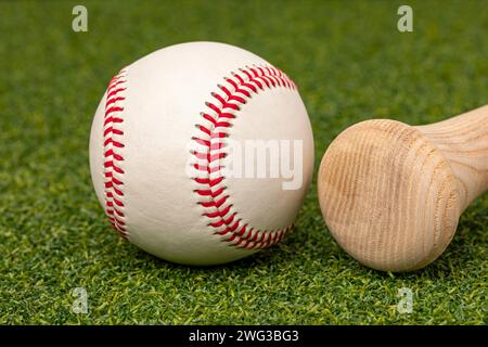 Baseball und Holzschläger. Freizeit-, Jugend- und Berufssportkonzept. Stockfoto