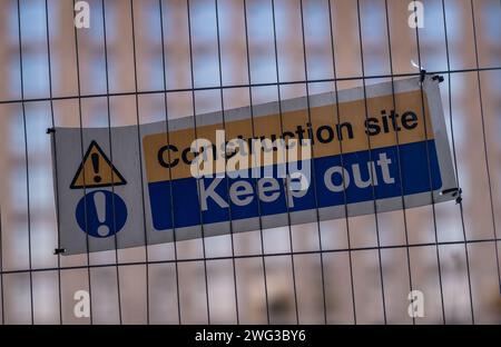 Ein Sperrschild an Einem Zaun auf Einer Baustelle Stockfoto