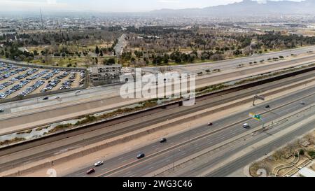 Luftaufnahme der internationalen Grenze zwischen El Paso, Texas und Ciudad Ju‡rez, Mexiko an einem bewölkten Tag. Stockfoto