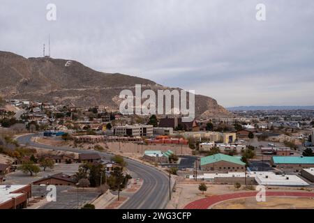 Blick aus der Höhe auf El Paso, Texas an einem bewölkten Morgen vom Tom Lea Upper Park aus in Richtung Murchison Rogers Park. Stockfoto