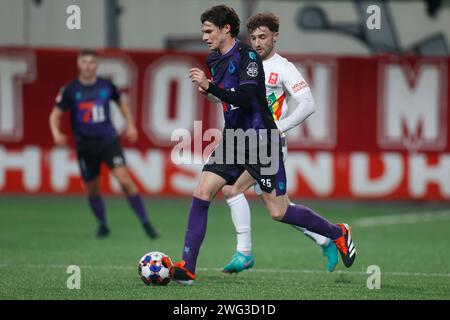 Maastricht, Niederlande. Februar 2024. MAASTRICHT, NIEDERLANDE - 2. FEBRUAR: Danny Bakker von Telstar läuft mit dem Ball während des Matches MVV Maastricht zwischen Telstar am 2. Februar 2024 in de Geusselt in Maastricht, Niederlande. (Foto von Orange Pictures) Credit: dpa/Alamy Live News Stockfoto