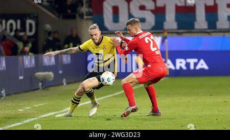 Heidenheim, Deutschland. Februar 2024. Marius Wolf (Borussia Dortmund), Adrian Beck (1. FC Heidenheim 1846), 02.02.2024, Heidenheim (Deutschland), Fussball, Bundesliga, 1.FC HEIDENHEIM 1846 - BORUSSIA DORTMUND, DFB/DFL-VORSCHRIFTEN VERBIETEN DIE VERWENDUNG VON FOTOGRAFIEN ALS BILDSEQUENZEN UND/ODER QUASI-VIDEO. Quelle: dpa/Alamy Live News Stockfoto