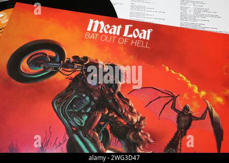 Viersen, Deutschland - 9. Januar. 2024: Closeup von Meat Loaf Vinyl-Album-Cover bat Out of Hell aus dem Jahr 1977 Stockfoto