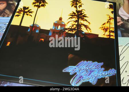 Viersen, Deutschland - 9. Januar. 2024: Closeup der Eagles Band Vinyl Album of the Year Cover Hotel California aus dem Jahr 1978 Stockfoto