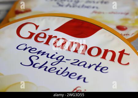 Viersen, Deutschland - 9. Januar. 2024: Nahaufnahme der französischen Geramont-Käsescheiben Stockfoto