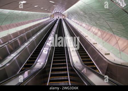 Lange Rolltreppe in der U-Bahn-Station Stockfoto