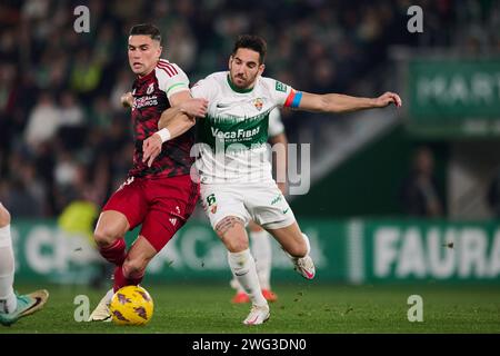 ELCHE, SPANIEN - 02. FEBRUAR: EDU Espiau Mittelstürmer von Burgos CF tritt am 2. Februar 2024 im Manuel Martinez Valero Stadium in Elche, Spanien, mit Pedro Bigas Mittelstürmer von Elche CF im LaLiga Hypermotion Spiel zwischen Elche CF und Burgos CF um den Ball an. (Fotos von Francisco Macia/Bilder von Fotospielern) Stockfoto