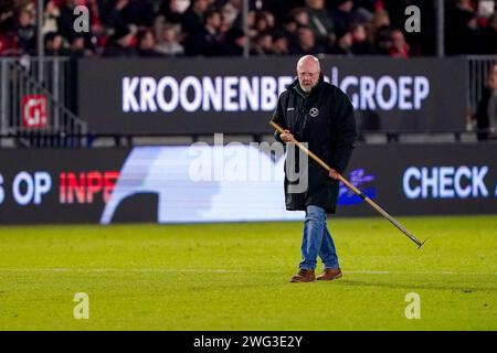 Almere, Niederlande. Februar 2024. ALMERE, NIEDERLANDE - 2. FEBRUAR: Feldwächter auf Patrouille kurz vor dem Spiel der niederländischen Eredivisie zwischen Almere City FC und Excelsior Rotterdam im Yanmar Stadion am 2. Februar 2024 in Almere, Niederlande. (Foto von Andre Weening/Orange Pictures) Credit: dpa/Alamy Live News Stockfoto