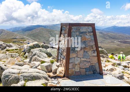 Der Trig Point Gipfel des MT Kosciusko, der höchste Gipfel Australiens an einem Sommertag mit blauem Himmel im Kosciusko-Nationalpark in New South Wales Stockfoto