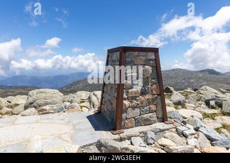 Der Trig Point Gipfel des MT Kosciusko, der höchste Gipfel Australiens an einem Sommertag mit blauem Himmel im Kosciusko-Nationalpark in New South Wales Stockfoto