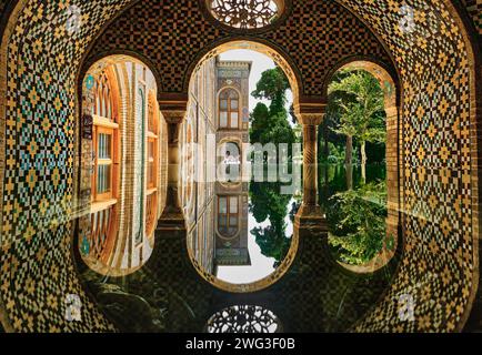 Teheran (Teheran), Iran, 06.24.2023: Reflexion im Golestan Palace, iran. Spiegelbild des Palastes über dem Spiegel Stockfoto