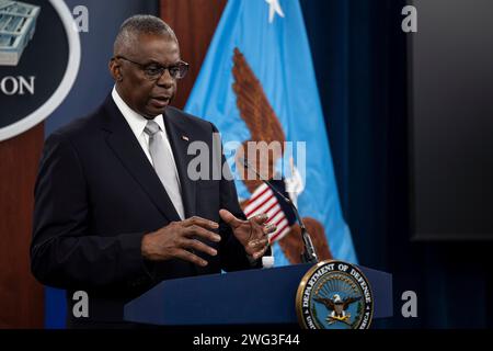 Arlington, Vereinigte Staaten Von Amerika. Februar 2024. Arlington, Vereinigte Staaten von Amerika. Februar 2024. US-Verteidigungsminister Lloyd Austin III. Antwortet auf eine Frage während eines Pressebriefings im Pentagon am 1. Februar 2024 in Washington, DC Credit: PO1 Alexander Kubitza/DOD/Alamy Live News Stockfoto