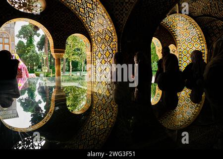Teheran (Teheran), Iran, 06.24.2023: Reflexion im Golestan Palace, iran. Spiegelbild des Palastes über dem Spiegel Stockfoto