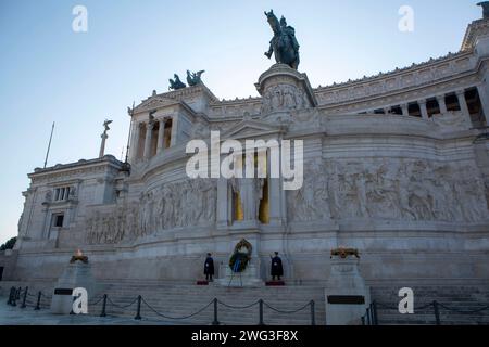 Das Nationaldenkmal Viktor Emanuels II Monumento nazionale a Vittorio Emanuele II , auch Vittoriano oder Altare della Patria altar des Vaterlands genannt, ist ein Nationaldenkmal in Rom, das zu Ehren Viktor Emanuels II., des ersten Königs des vereinigten Italien, errichtet wurde. Rom *** das Nationaldenkmal für Victor Emmanuel II. Monumento nazionale a Vittorio Emanuele II., auch Vittoriano oder Altare della Patria Altar des Vaterlandes genannt, ist ein Nationaldenkmal in Rom zu Ehren von Victor Emmanuel II., dem ersten König des vereinigten Italien Rom Stockfoto