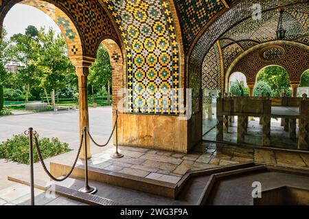 Teheran (Teheran), Iran, 06.24.2023: Reflexion im Golestan Palace, iran. Spiegelbild des Palastes über dem Spiegel Stockfoto