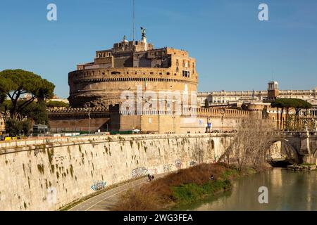 Die Engelsburg Castel Santangelo oder Mausoleo di Adriano in Rom wurde ursprünglich als Mausoleum für den römischen Kaiser Hadrian 117 138 n. Chr. Und seine Nachfolger errichtet und später von verschiedenen Päpsten zur Kastellburg umgebaut. Rom *** das Castel Santangelo oder Mausoleo di Adriano in Rom wurde ursprünglich als Mausoleum für den römischen Kaiser Hadrian 117 138 n. Chr. und seine Nachfolger erbaut und später von verschiedenen Päpsten Rom in eine Burg umgewandelt Stockfoto