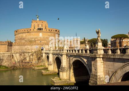 Die Engelsburg Castel Santangelo oder Mausoleo di Adriano in Rom wurde ursprünglich als Mausoleum für den römischen Kaiser Hadrian 117 138 n. Chr. Und seine Nachfolger errichtet und später von verschiedenen Päpsten zur Kastellburg umgebaut. Rom *** das Castel Santangelo oder Mausoleo di Adriano in Rom wurde ursprünglich als Mausoleum für den römischen Kaiser Hadrian 117 138 n. Chr. und seine Nachfolger erbaut und später von verschiedenen Päpsten Rom in eine Burg umgewandelt Stockfoto