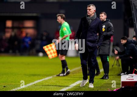 Almere, Niederlande. Februar 2024. ALMERE, NIEDERLANDE - 2. FEBRUAR: Cheftrainer Marinus Dijkhuizen von Excelsior Rotterdam sieht beim niederländischen Eredivisie-Spiel zwischen Almere City FC und Excelsior Rotterdam im Yanmar Stadion am 2. Februar 2024 in Almere, Niederlande, an. (Foto von Andre Weening/Orange Pictures) Credit: dpa/Alamy Live News Stockfoto