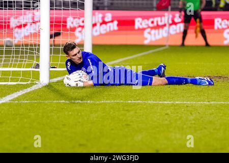 Almere, Niederlande. Februar 2024. ALMERE, NIEDERLANDE - 2. FEBRUAR: Torhüter Nordin Bakker vom Almere City FC hält den Ball während des niederländischen Eredivisie-Spiels zwischen Almere City FC und Excelsior Rotterdam im Yanmar Stadion am 2. Februar 2024 in Almere, Niederlande. (Foto von Andre Weening/Orange Pictures) Credit: dpa/Alamy Live News Stockfoto