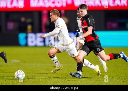 Almere, Niederlande. Februar 2024. ALMERE, NIEDERLANDE - 2. FEBRUAR: Kenzo Goudmijn von Excelsior Rotterdam kämpft im Eredivisie-Spiel zwischen Almere City FC und Excelsior Rotterdam am 2. Februar 2024 im Yanmar Stadion in Almere, Niederlande um Besitz. (Foto von Andre Weening/Orange Pictures) Credit: dpa/Alamy Live News Stockfoto
